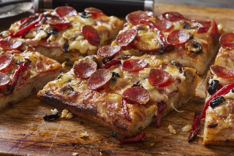 Şipşak hazır leziz krep pizza tarifi Hamur yoğurma, açma derdi olmadan kolayca hazırlanıyor