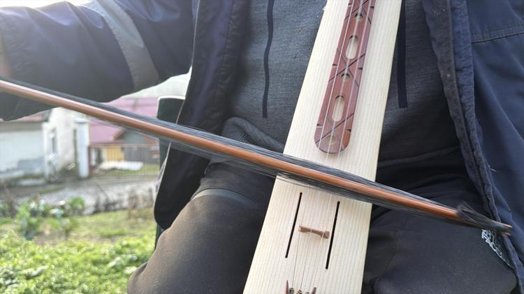 SERÜVENİ BABASINDAN İSTEDİĞİ KEMENÇEYLE BAŞLADI