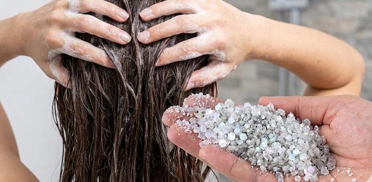 Pahalı bakım ürünlerini unutun: Banyonuzdaki şampuana tuz katarsanız bakın ne oluyor