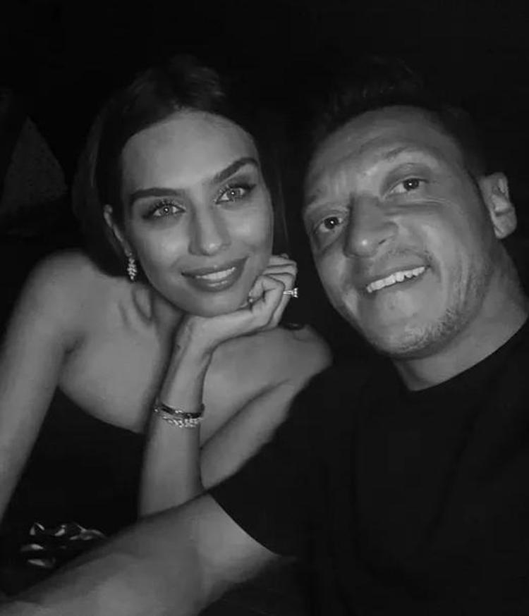 Üçüncü kez baba olan Mesut Özilden yürekleri ısıtan hamle
