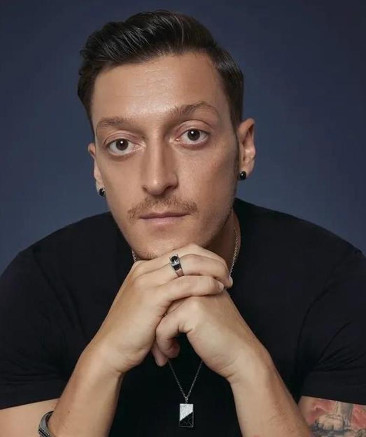 Üçüncü kez baba olan Mesut Özilden yürekleri ısıtan hamle