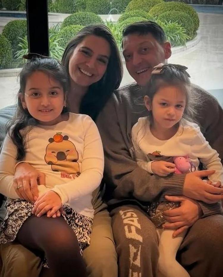 Üçüncü kez baba olan Mesut Özilden yürekleri ısıtan hamle