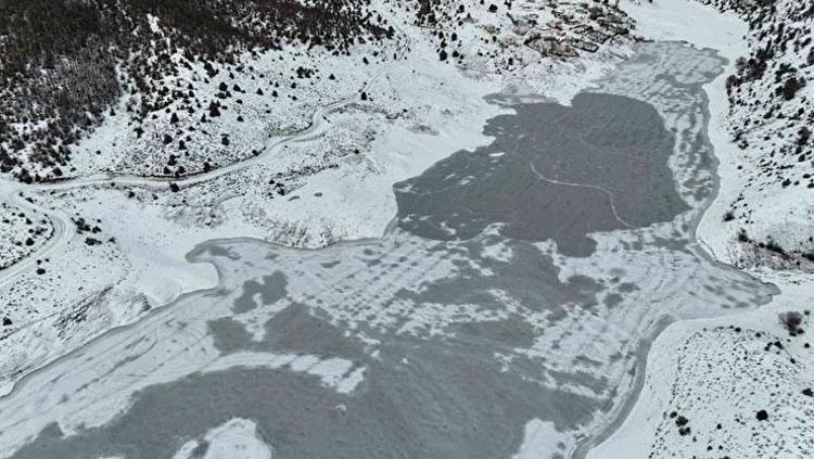 Muhtarın yasak aşk katliamı Hamile sevgilisini öldürdü, barajın buzunu kırıp içine attı
