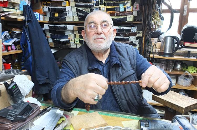 Tam 67 yıldır aynı mesleği yapıyor 10 yaşından beri tek tek eliyle diziyor, 21 yaşındaki torununu da mesleğe kazandırıyor