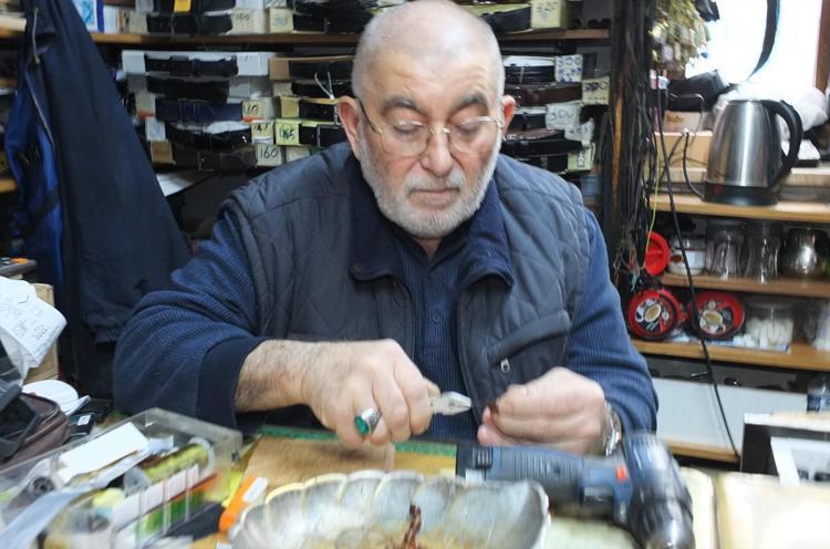 Tam 67 yıldır aynı mesleği yapıyor 10 yaşından beri tek tek eliyle diziyor, 21 yaşındaki torununu da mesleğe kazandırıyor