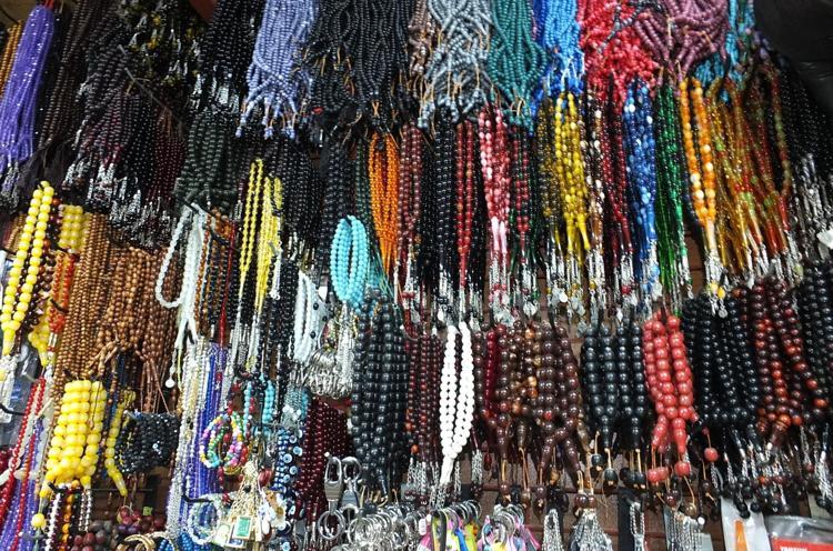 Tam 67 yıldır aynı mesleği yapıyor 10 yaşından beri tek tek eliyle diziyor, 21 yaşındaki torununu da mesleğe kazandırıyor