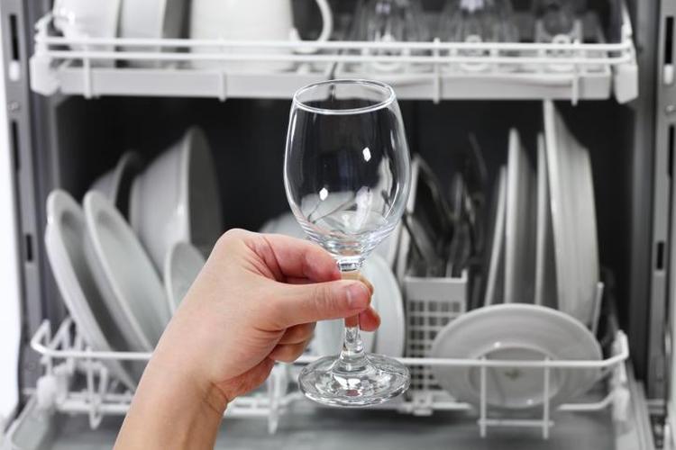 Bulaşık makinesinden çıkan bardaklar buğulu mu kalıyor Tek bir damlası bardakları elmas gibi parlatıyor
