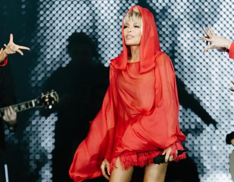 Ajda Pekkandan dev konser Arenayı salladı