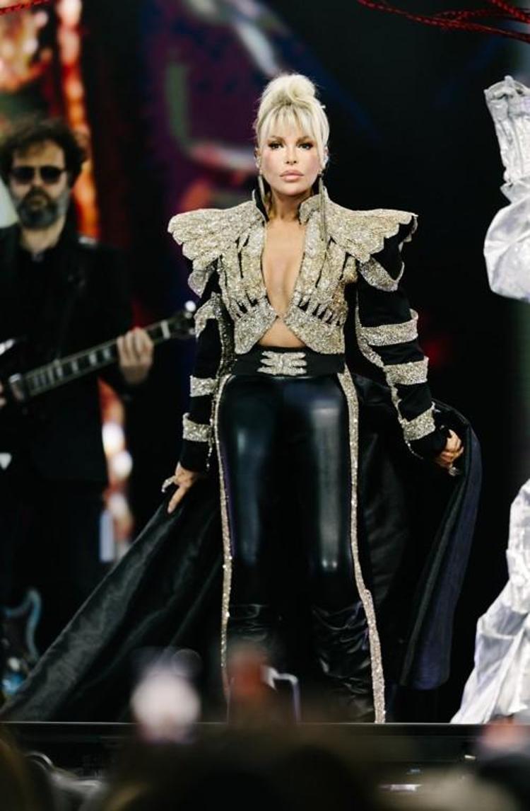 Ajda Pekkandan dev konser Arenayı salladı