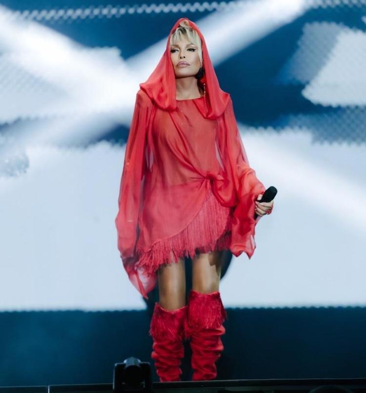 Ajda Pekkandan dev konser Arenayı salladı