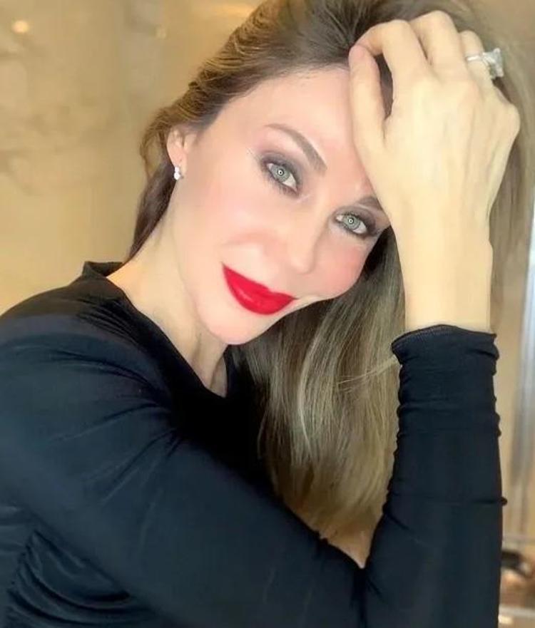 Demet Şener 49 yaşında Doğum günü pozuna beğeni yağdı