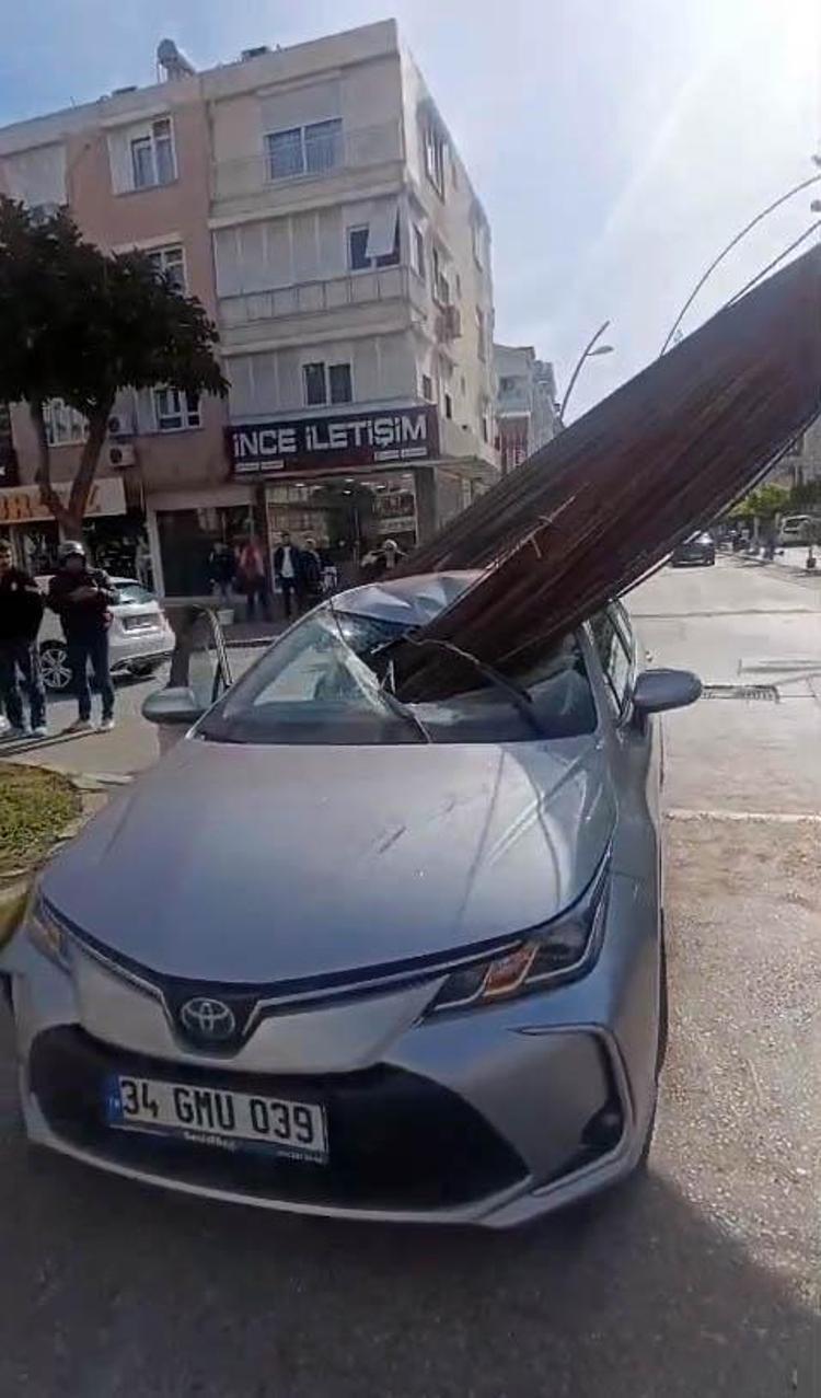 Feci kaza Kamyonun kasasından düşen demirler, otomobili deldi