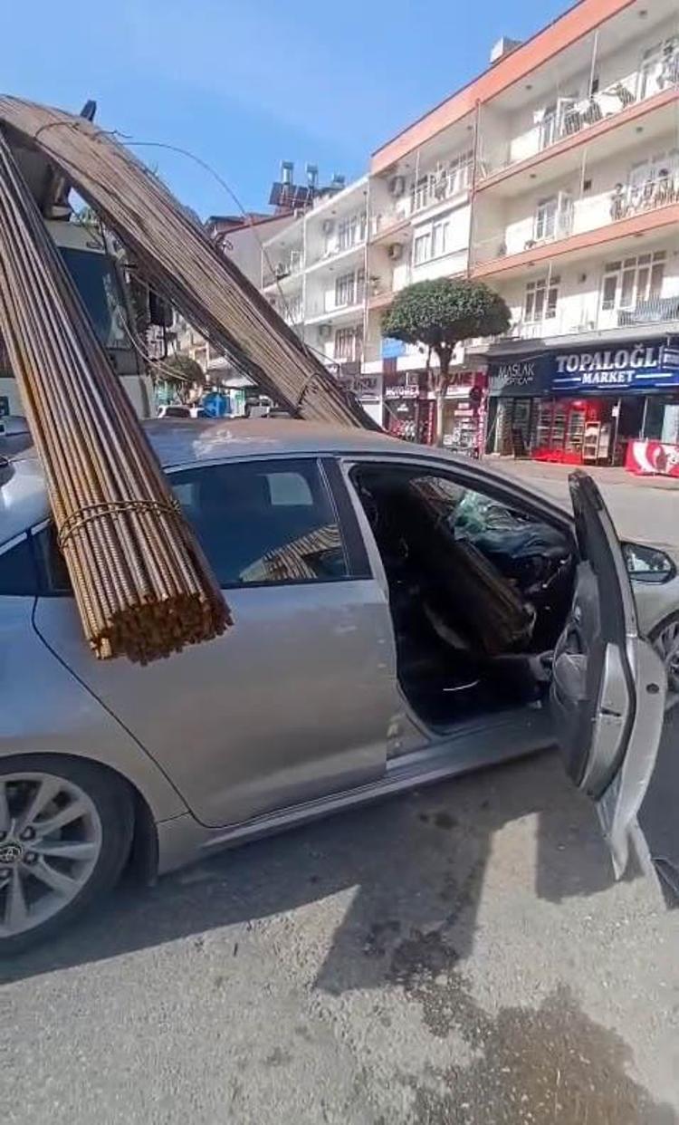 Feci kaza Kamyonun kasasından düşen demirler, otomobili deldi