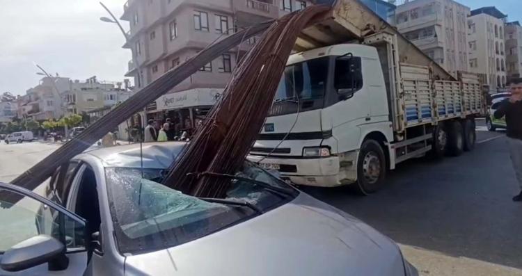 Feci kaza Kamyonun kasasından düşen demirler, otomobili deldi