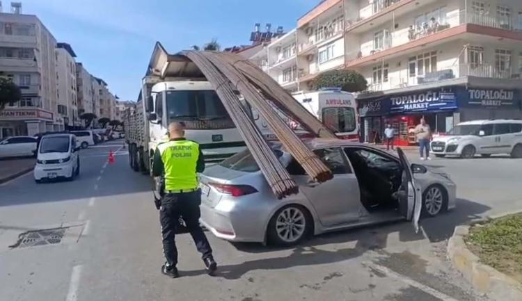 Feci kaza Kamyonun kasasından düşen demirler, otomobili deldi