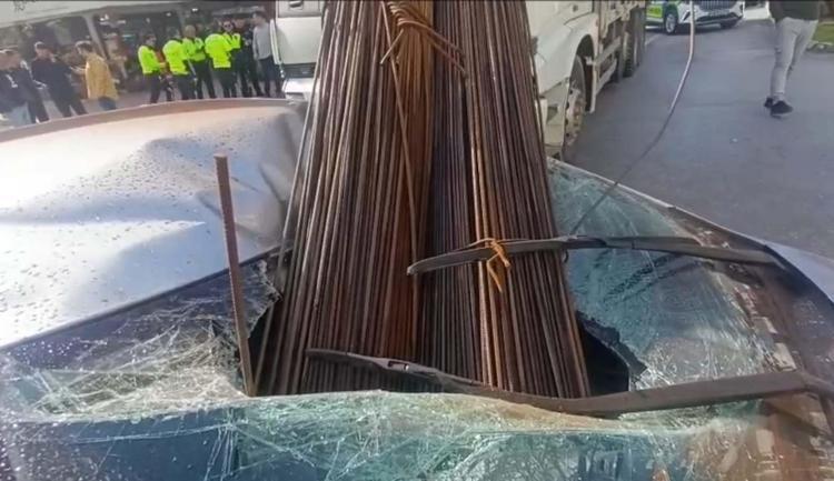 Feci kaza Kamyonun kasasından düşen demirler, otomobili deldi