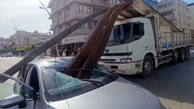 Feci kaza Kamyonun kasasından düşen demirler, otomobili deldi