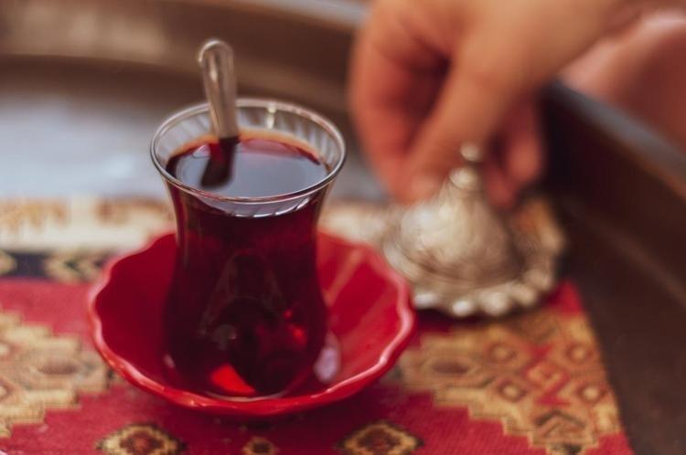 Bardak bardak içiyoruz ama böbreklerde taş oluşumuna neden oluyor Sağlıklı sansak da aslında gerçek çok başkaymış...