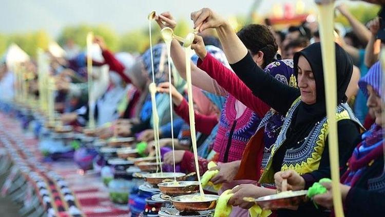 Sakız gibi uzayan kuymak tarifi Karadenizlilerin sır gibi sakladığı püf noktası buymuş