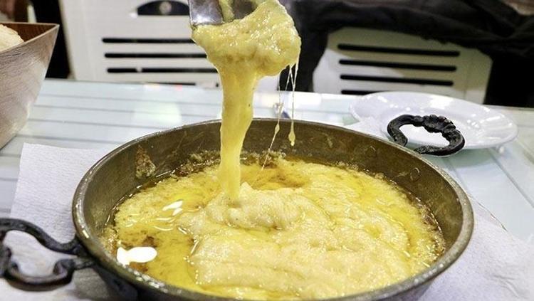 Sakız gibi uzayan kuymak tarifi Karadenizlilerin sır gibi sakladığı püf noktası buymuş