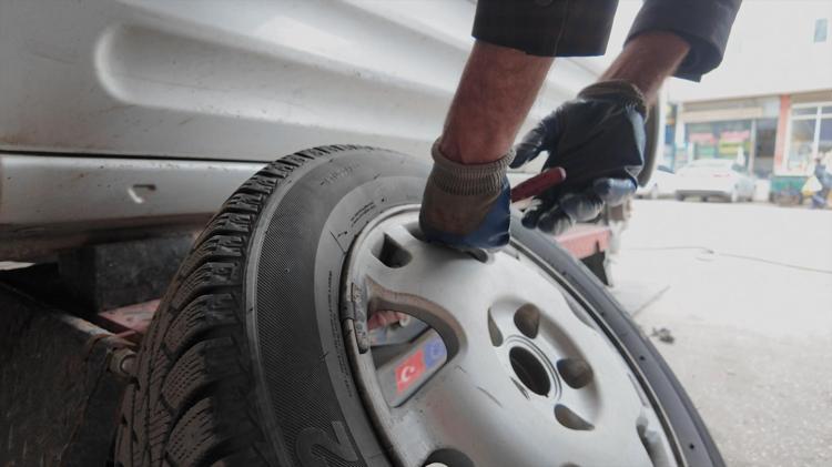 30 yıllık lastikçi uyardı Sürücüler beklemeyi tercih ediyor ama çok tehlikeli