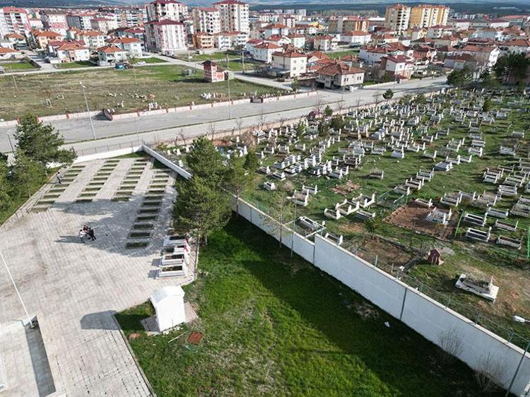 Dronla havadan bakınca fark edildi Şehitlerin kabri ile sivillerin kabri neden farklı yöne bakıyor
