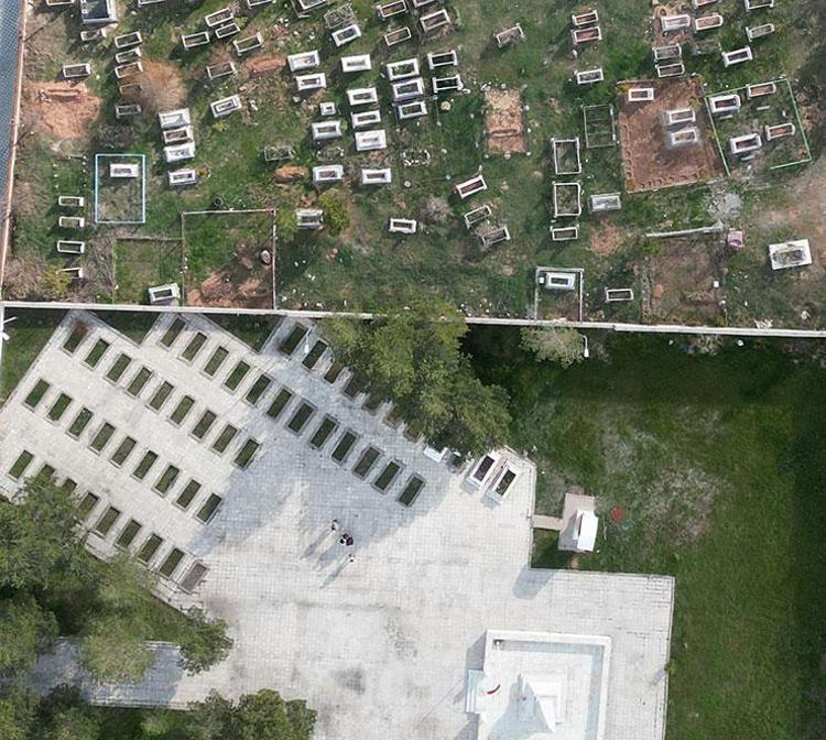 Dronla havadan bakınca fark edildi Şehitlerin kabri ile sivillerin kabri neden farklı yöne bakıyor