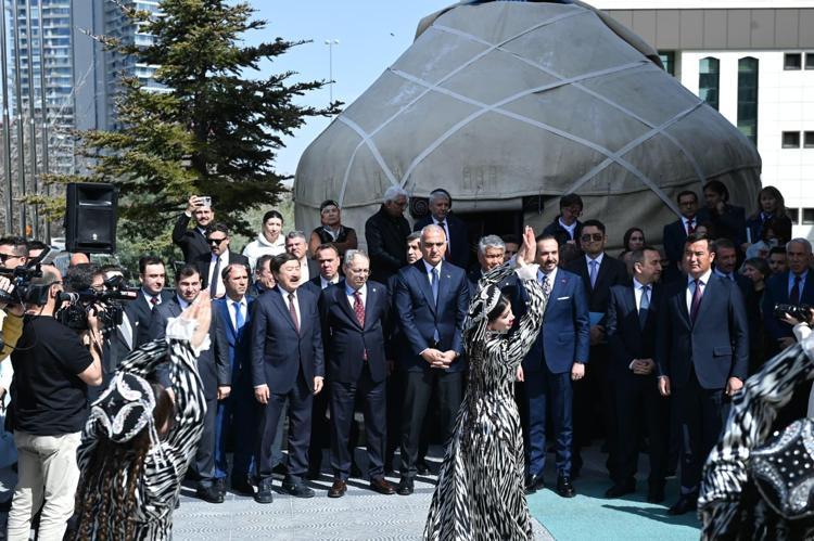 Bakan Ersoydan dijital çağ uyarısı: Dijital dünya gönüllü kültürel yozlaşmayı beraberinde getiriyor