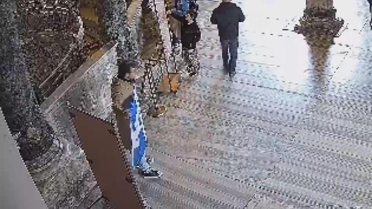 Ayasofyada provokasyon girişimi Bayrak açıp video çeken 2 kişi tutuklandı