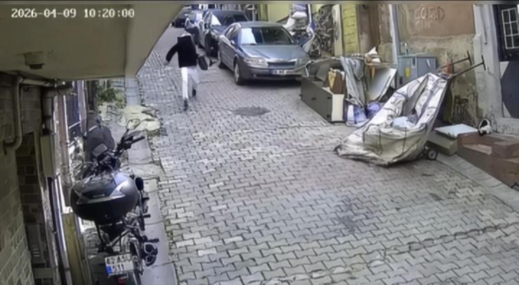 İstanbulda bunu da gördük Örümcek adam gibi tırmanıp kol çantasını çaldı