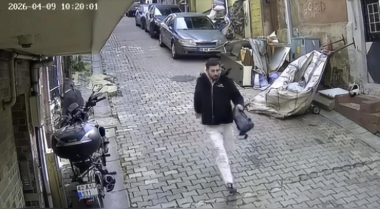 İstanbulda bunu da gördük Örümcek adam gibi tırmanıp kol çantasını çaldı