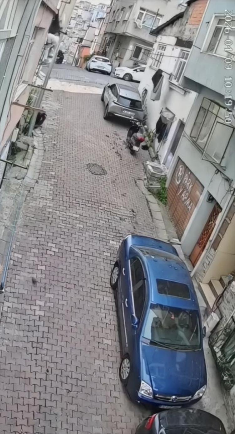İstanbulda bunu da gördük Örümcek adam gibi tırmanıp kol çantasını çaldı