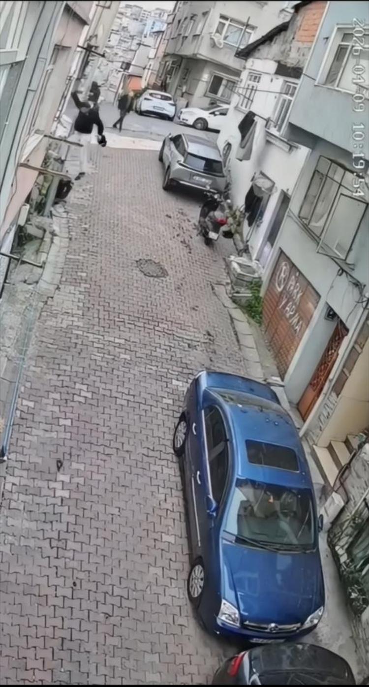 İstanbulda bunu da gördük Örümcek adam gibi tırmanıp kol çantasını çaldı