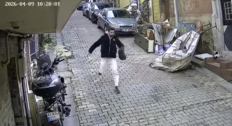 İstanbulda bunu da gördük Örümcek adam gibi tırmanıp kol çantasını çaldı