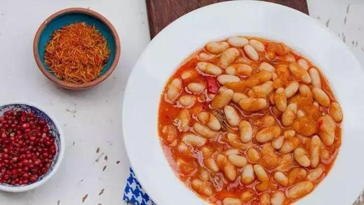 Chia tohumu ve yulaf ezmesini solluyor Lif kralı olarak biliniyor, bağırsakları harıl harıl çalıştırıyor