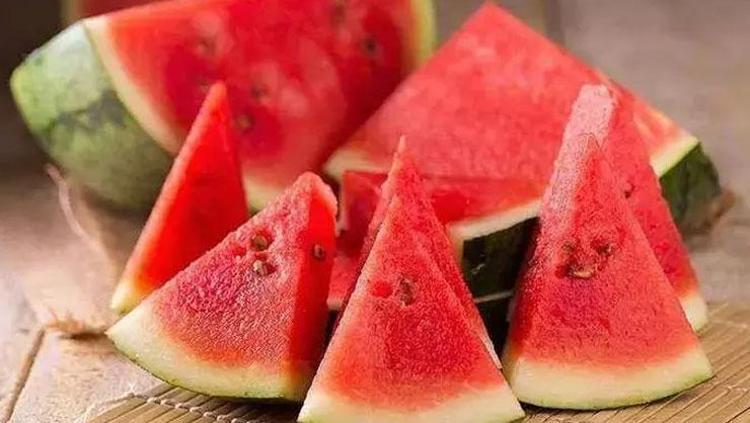 Market ve pazar tezgahlarına geldi En kaliteli karpuz nasıl seçilir Meğer o çatlaklar...