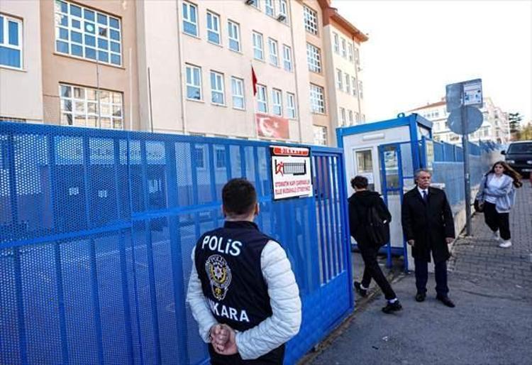 Güvenlikte yeni dönem Her okul önüne en az 2 polis
