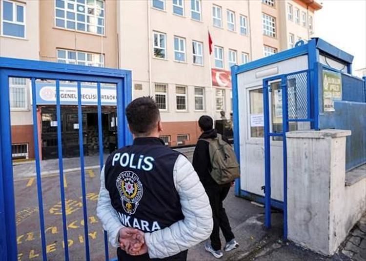 Güvenlikte yeni dönem Her okul önüne en az 2 polis