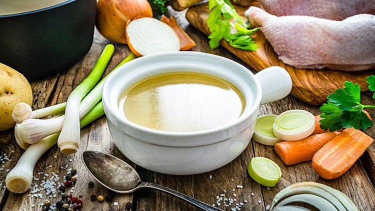 Tavuk suyunun içine 1 yemek kaşığı ekleyin Gençlik iksirine dönüşüyor, tam bir kolajen deposu