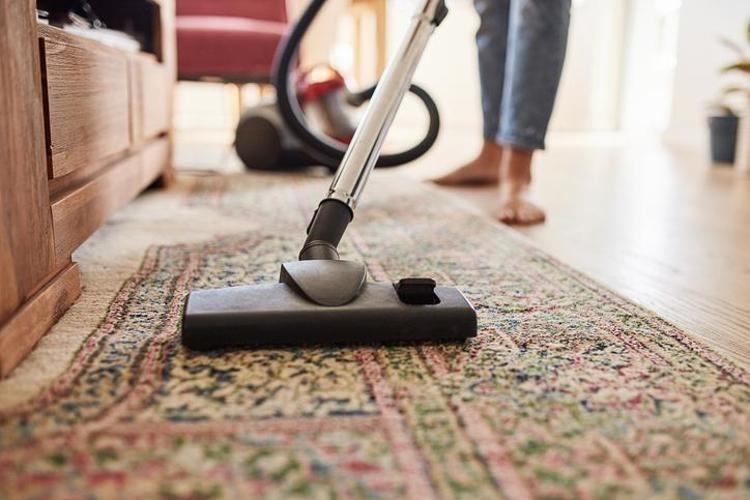 Evinizi temizlediğinizi sanıyorsanız yanılıyorsunuz Elektrik süpürgesi kullananlara kötü haber: Meğer zehir saçıyormuş