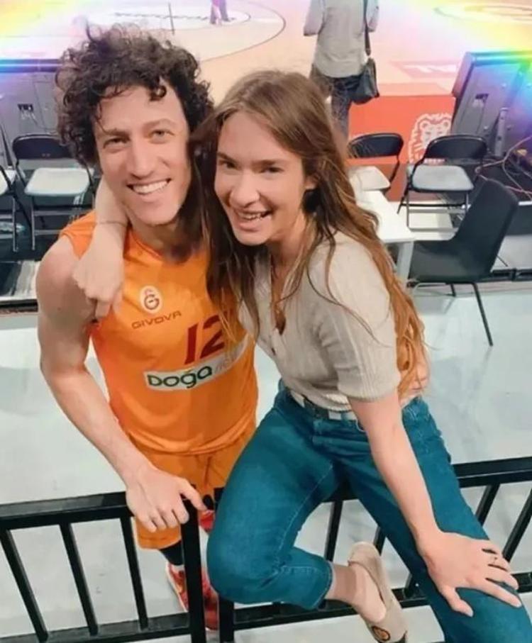 MÜGE BOZDAN SERT YANIT