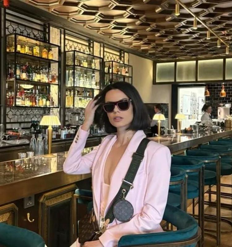 Ünlü model Simge Ünal çorba için İsviçreye uçtu