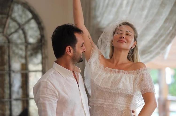 Aylin Coşkundan eşine romantik kutlama Kalbim, anılarım
