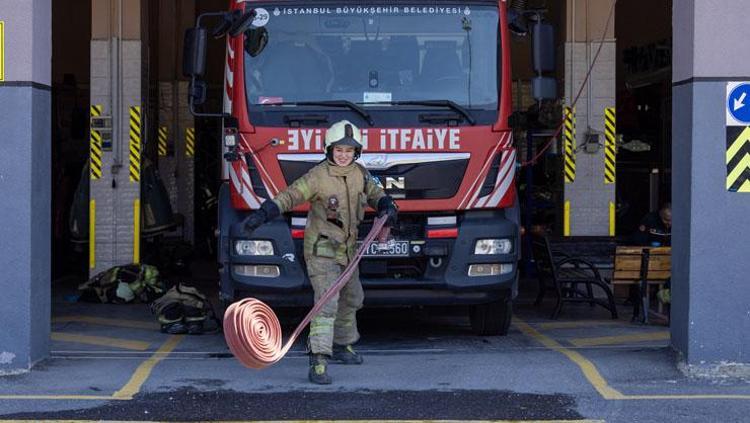 Türkiyenin ilk kadın itfaiye şoförü Ceyda Cırık: Karşılık beklemediğimiz için pelerinsiz kahramanız