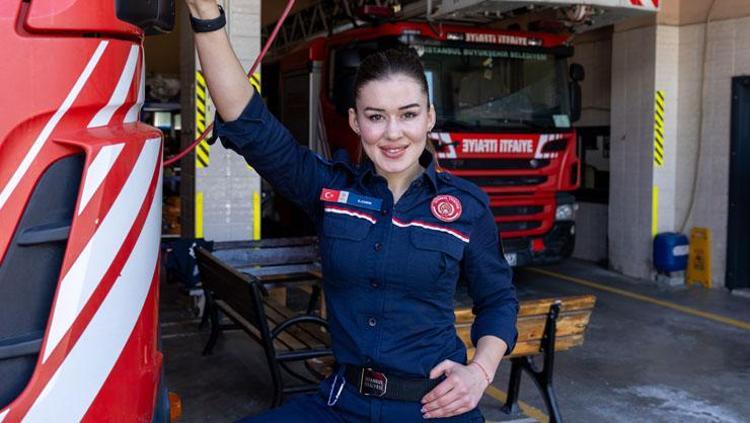 Türkiyenin ilk kadın itfaiye şoförü Ceyda Cırık: Karşılık beklemediğimiz için pelerinsiz kahramanız