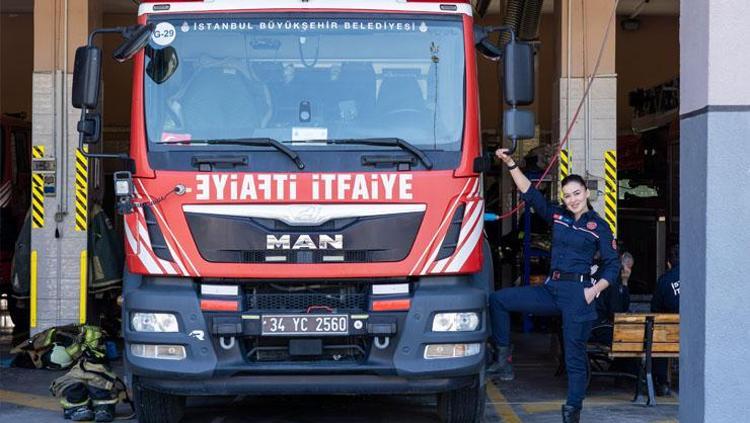 Türkiyenin ilk kadın itfaiye şoförü Ceyda Cırık: Karşılık beklemediğimiz için pelerinsiz kahramanız