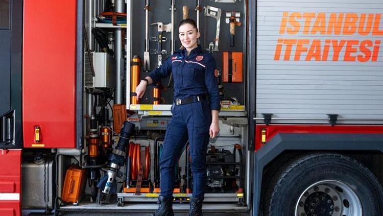 KADIN KİMLİĞİMİ HİÇ GERİ ATMADIM TIRNAKLARIM HÂLÂ OJELİ