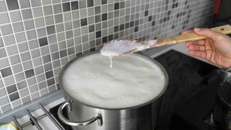 Süt kaynatırken saatlerce başında beklemeyin Taşmanın çözümü anneannelerimizin yönteminde saklıymış