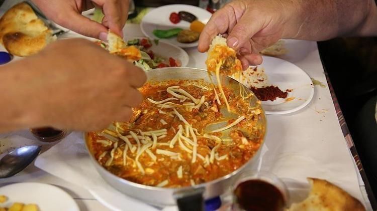 Yedikçe yediren kaşarlı menemen tarifi Lezzetiyle damaklarda şölen yaratıyor, hem pratik hem nefis