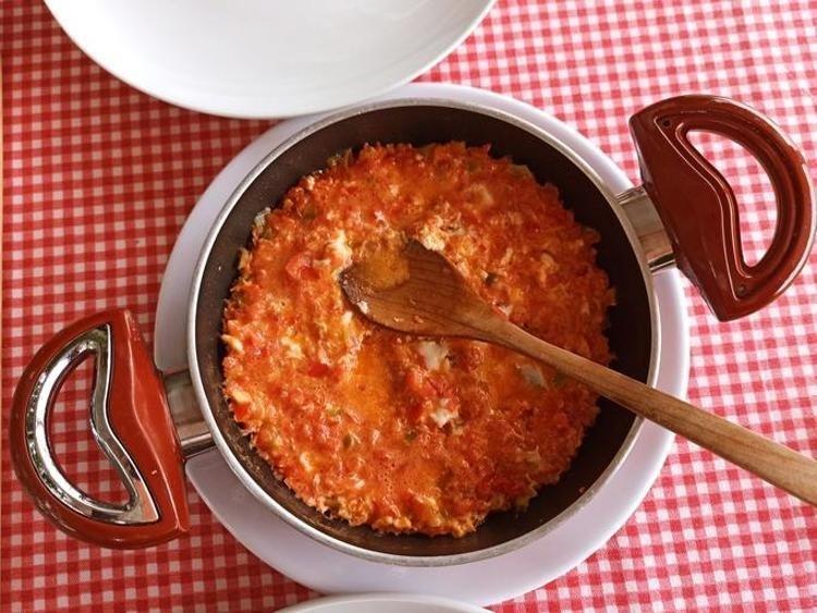 Yedikçe yediren kaşarlı menemen tarifi Lezzetiyle damaklarda şölen yaratıyor, hem pratik hem nefis